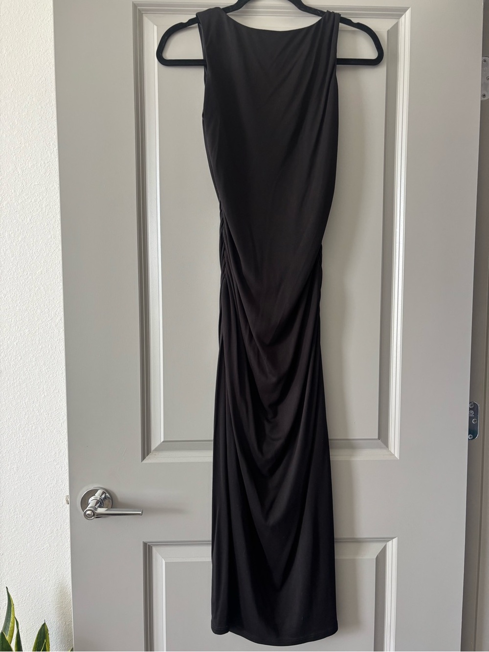 Sleeveless black ruched maxi - Picture 2 of 4